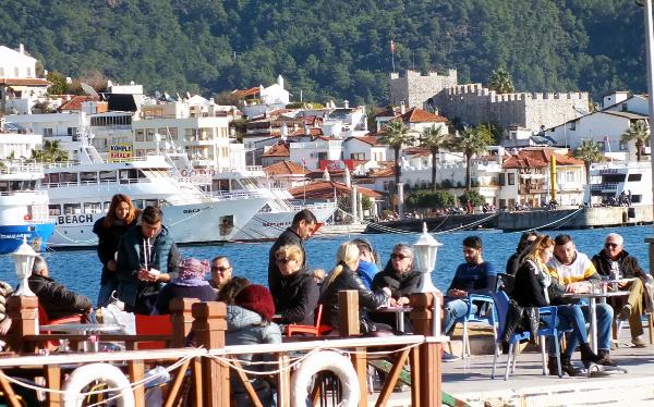 ocak-ayinda-bahar-havasinin-yasandigi-marmariste-sahiller-doldu-_7840_dhaphoto5