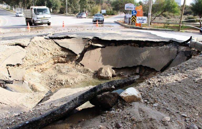 İÇME SUYU ANA İSALE HATTI AYNI YERDE 3. KEZ PATLADI…