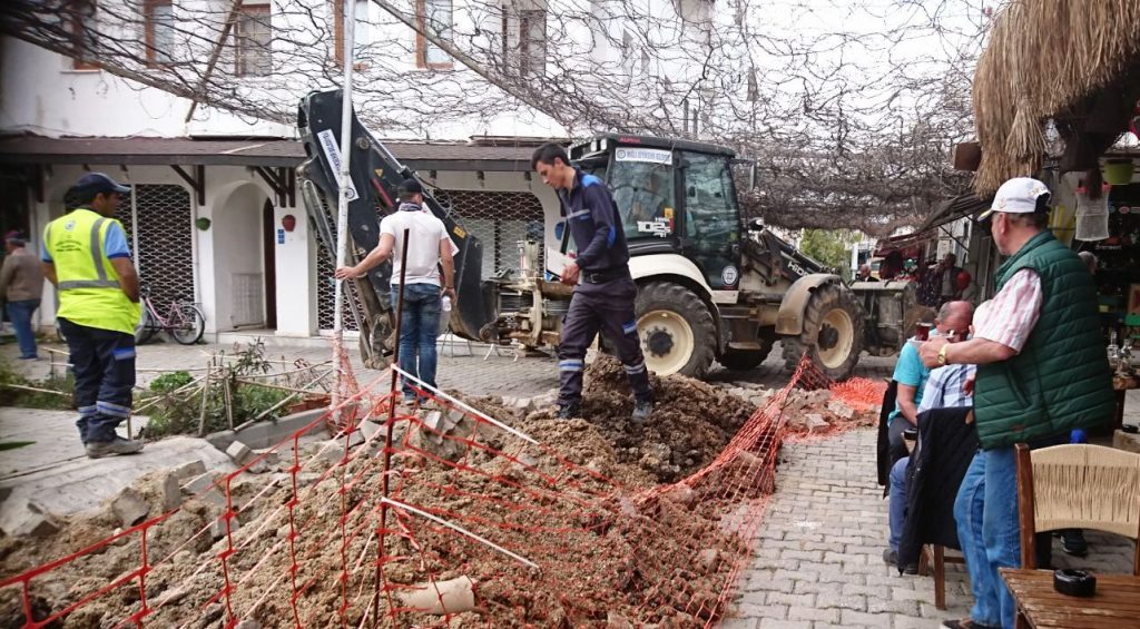 ALT YAPI ÇALIŞMALARI UZAYINCA TURGUTREİS ESNAFI İSYAN ETTİ…