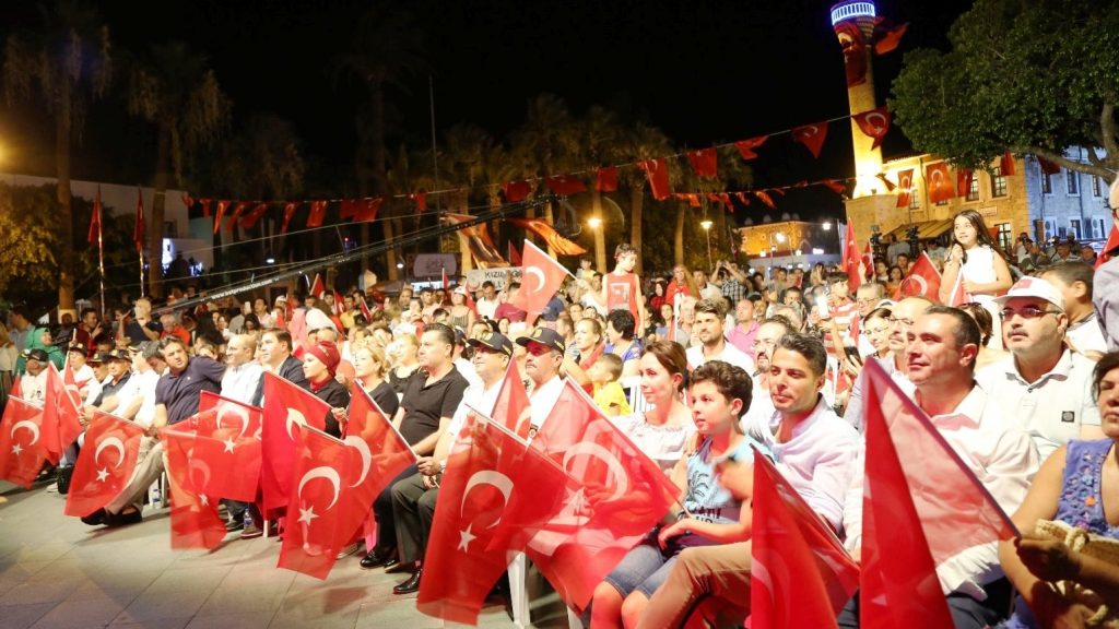 BAYRAĞI  ALAN MEYDANA KOŞTU…