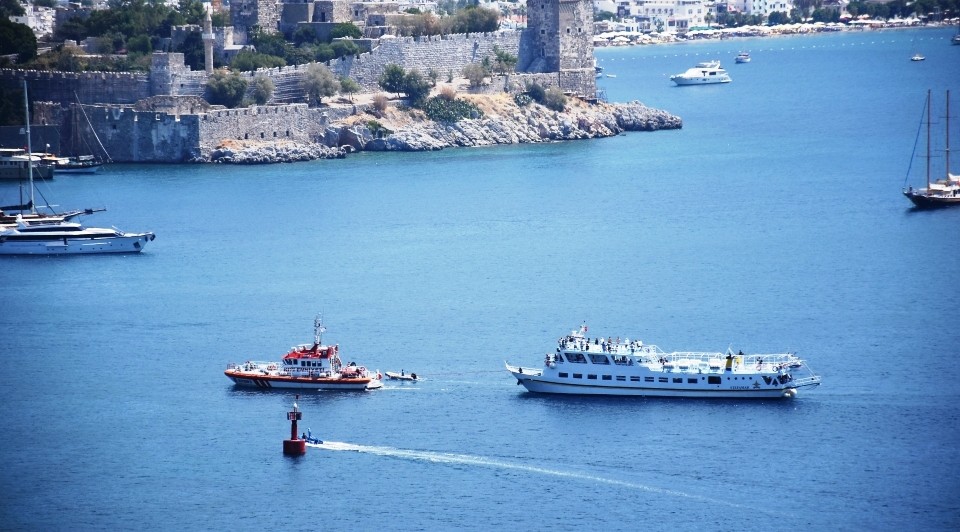 YUNAN FERİBOTUNA KIYI EMNİYETİ MÜDAHALE ETTİ…