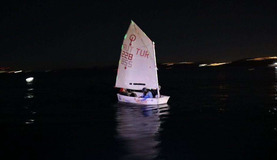 YELKENCİLER İLK KEZ GECE SEYRİ GERÇEKLEŞTİRDİ…