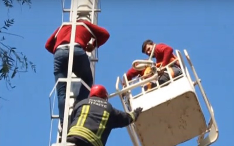 BODRUM’DA DİREKTE BAYILARAK ASILI KALAN  İŞÇİYİ İTFAİYE EKİPLERİ KURTARDI…