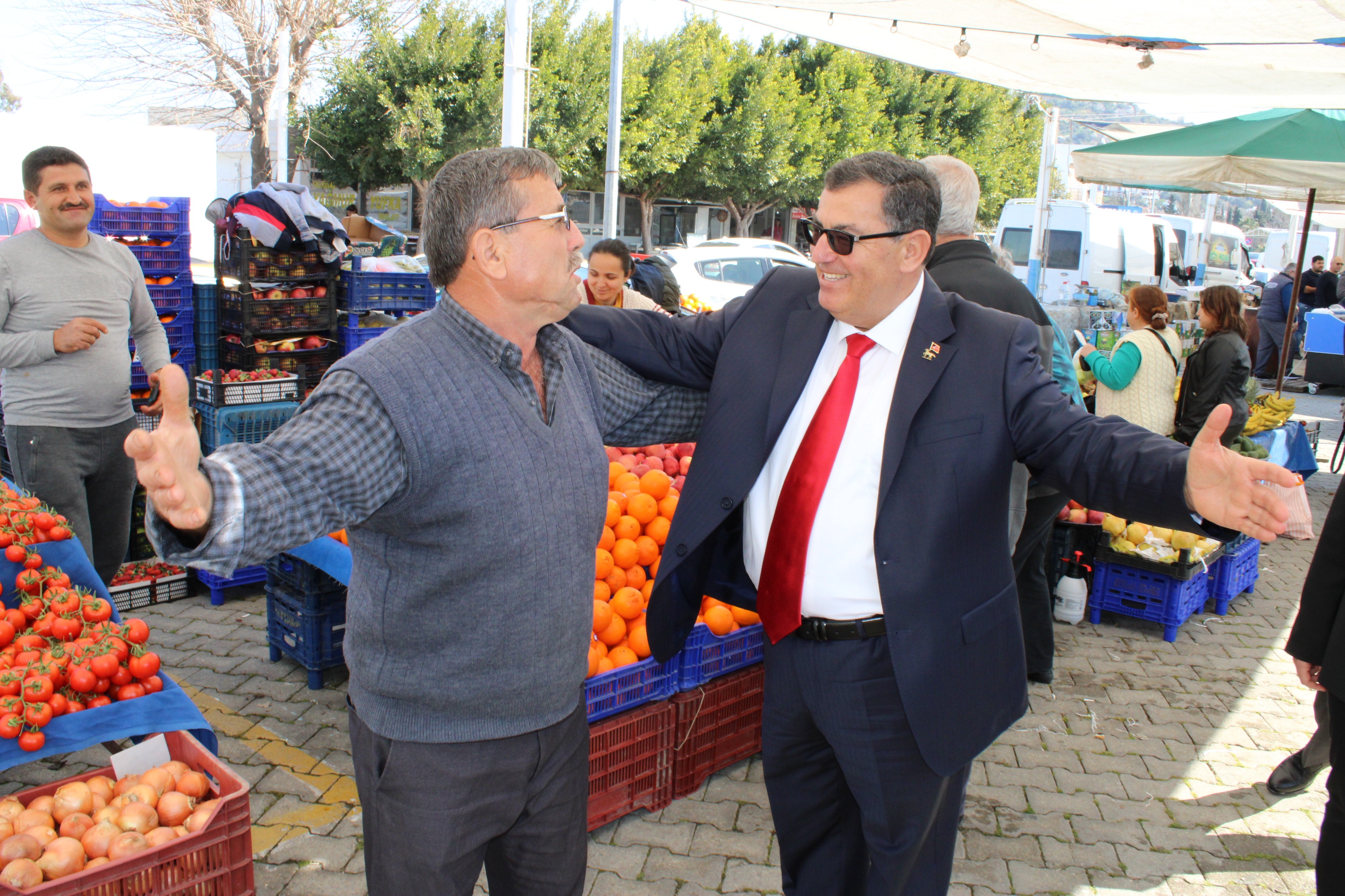 KAYNAR: YALIKAVAK’A PAZAR YERİ SÖZÜ VERDİ…