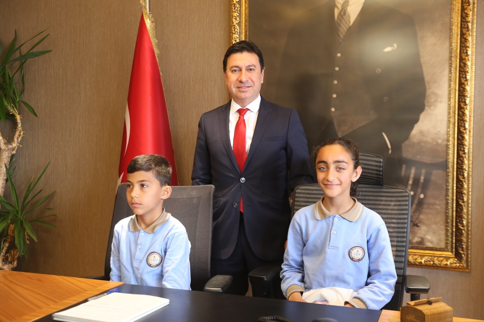 BAŞKAN ARAS KOLTUĞUNU ÇOCUKLARA BIRAKTI…