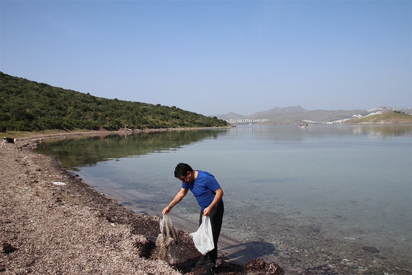 HASSASİYETLERİNİ YAŞAYAN BAŞKAN ARAS, ÇÖP TOPLADI…