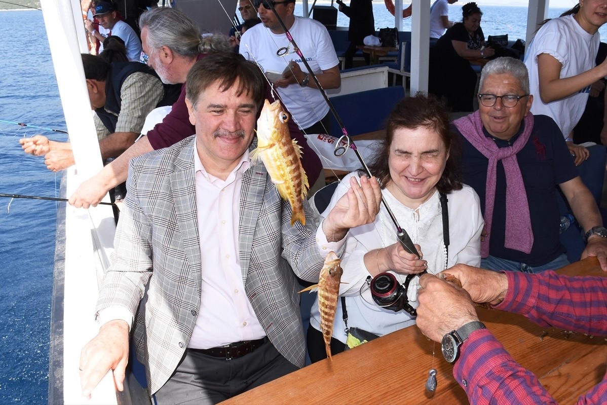 ENGELLİ GENÇLER BALIK TUTMA DENEYİMİ YAŞADI…