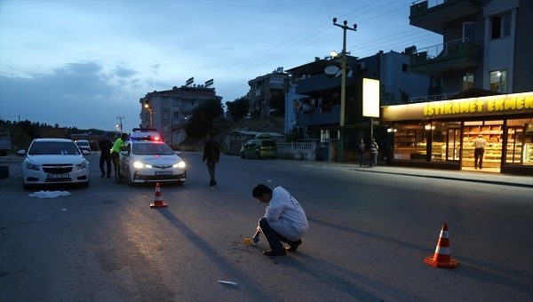 EŞİNİN İLİŞKİSİ OLDUĞUNU İDDİA ETTİĞİ KİŞİYİ  ÖLDÜRDÜ…