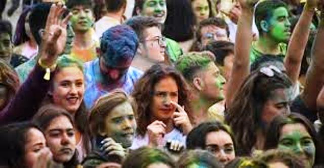 GENÇLER YAĞMURA RAĞMEN EĞLENDİLER…