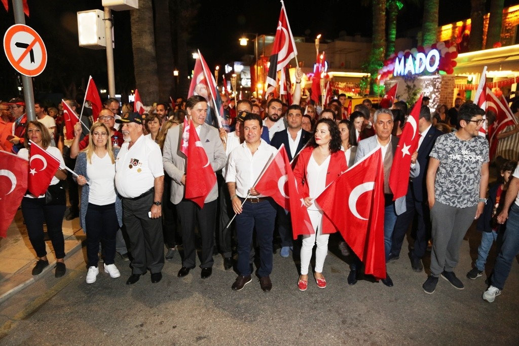 100. YIL COŞKUSU FENER ALAYIYLA ZİRVE YAPTI…