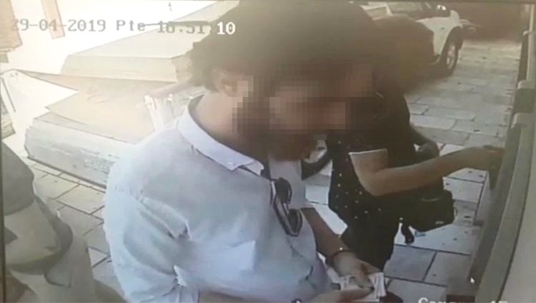 PARALARI ALIRKEN KAMERAYI HESABA KATMADI…