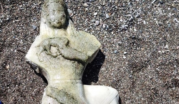 denizde-yuzerken-kadin-heykeli-buldu_b6b2b