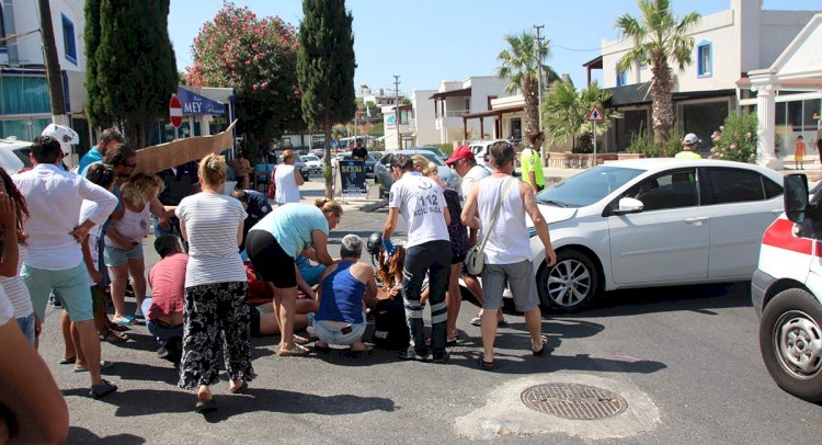 OTOMOBİL 2 GENCİN KULLANDIĞI MOTOSİKLETE ÇARPTI…