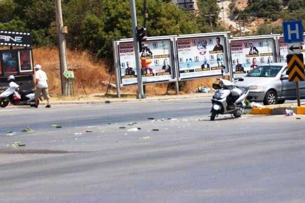 KIRMIZI IŞIKTA DURAN MOTOSİKLETE ÇARPTI…