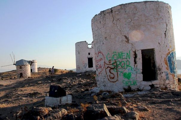 BODRUM’DA YEL DEĞİRMENLERİNİN HALİ İÇLER ACISI…