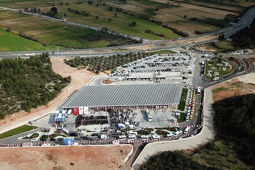 KULLANDIĞI ENERJİYİ ÇATISINDA ÜRETİYOR…