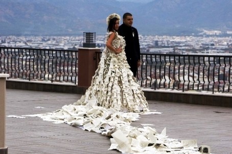 Kitap sayfalarından yaptığı gelinlikle dikkat çekti…