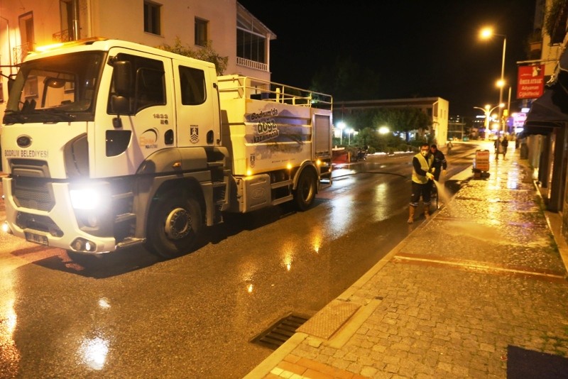 Cadde, sokak ve meydanlar yıkanıyor…