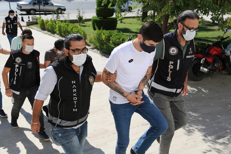 Şüphe Üzerine Durdurulan Araçta Uyuşturucu Ve Sahte Para Ele Geçirildi…