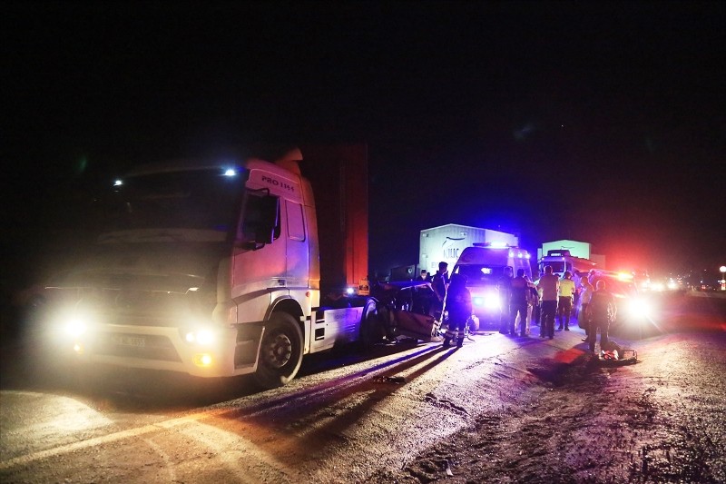 Otomobil İle Tır Çarpıştı: 1 Ölü, 3 Yaralı…