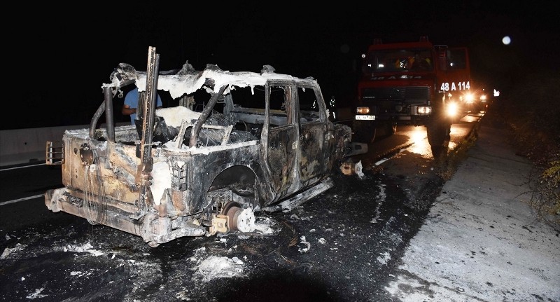 Seyir Halindeki Otomobilde Çıkan Yangın Ormana Sıçradı…