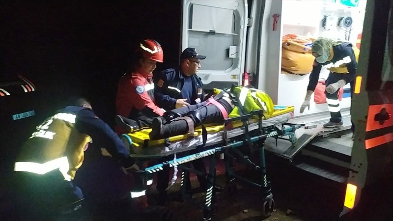 Uçuruma Düşen Kadını İtfaiyeciler Kurtardı