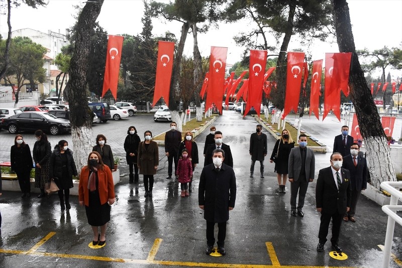 Okulların Bahçesinde İstiklal Marşı Okundu….