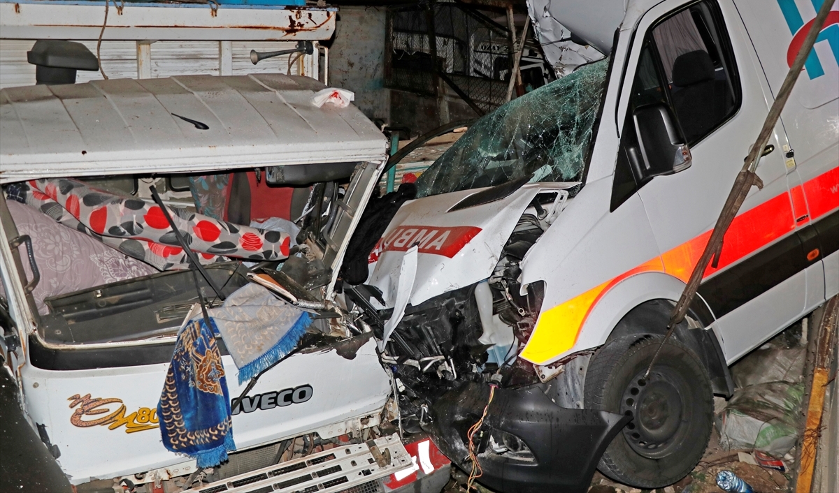 Ambulans Park Halindeki Kamyona Çarptı: 3 Yaralı…
