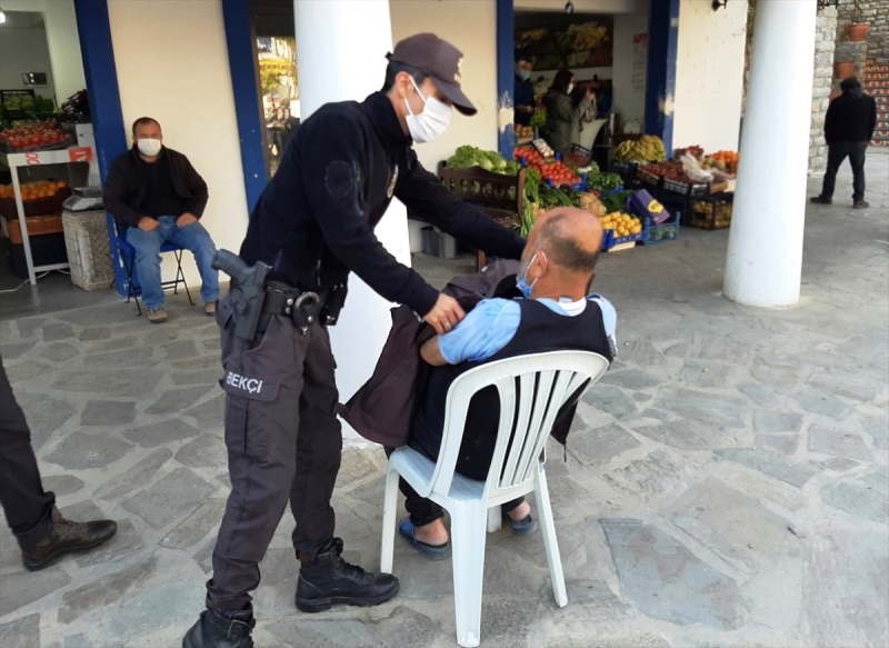 Üşüyen Kişiyi Mahalle Bekçisi Montuyla Isıttı…