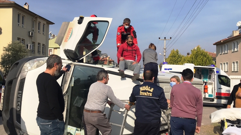 Otomobil İle Minibüs Çarpıştı: 2 Yaralı…