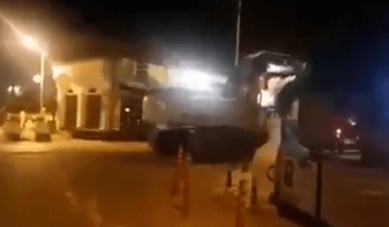 Belediye Logosu Yapıştırdığı İş Makinasıyla Yollara Zarar Verdi…