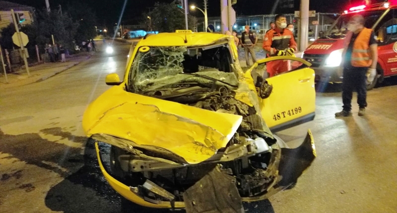Kamyonete Çarpan Taksinin Sürücüsü Yaralandı…