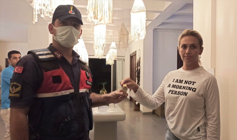 Lüks Saatini Çaldığı İddia Edilen Personel Havalimanında Yakalandı…