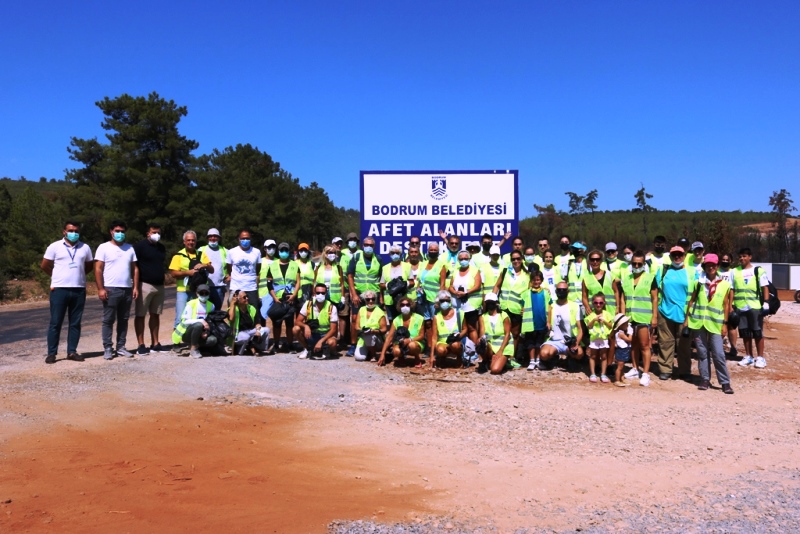 YANGIN BÖLGELERİNDE 7'DEN 70'E ÇEVRE TEMİZLİĞİ YAPILDI07