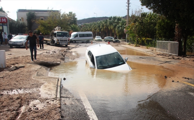 Bodrum’da Otomobil İçme Suyu Hattı Çukuruna Düştü…