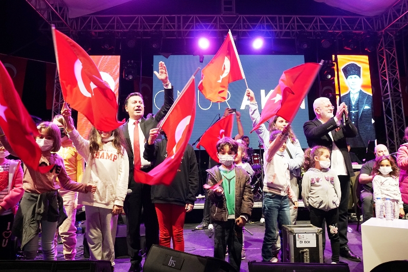 BAŞKAN ARAS, ONUR AKIN'LA DÜET YAPTI (4)