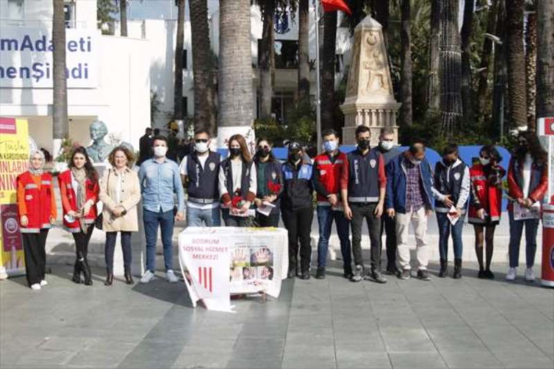 Bodrum’da Polis Ekipleri Kadınlara Çiçek Dağıttı…