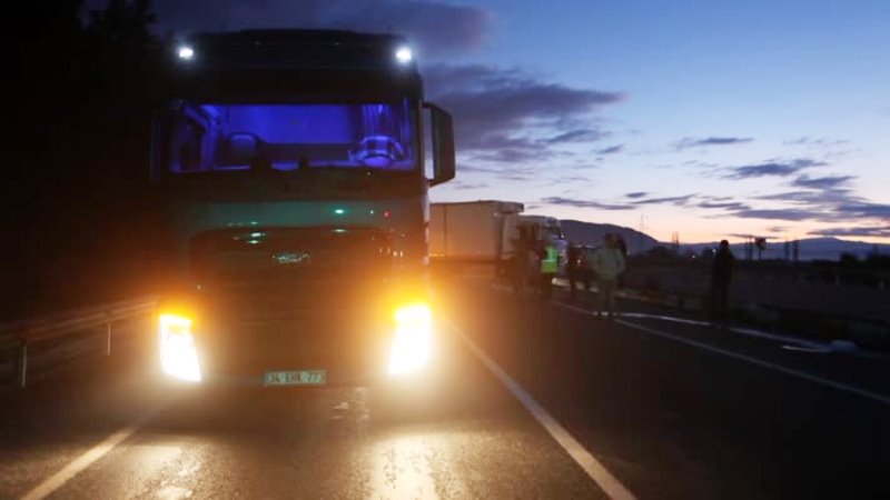 Kamyon Trafik Işıklarında Bekleyen Tıra Çarptı…