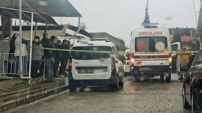 Yaşlı Adamı Boğazından Bıçakladı…