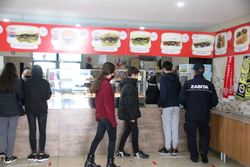 BODRUM BELEDİYESİ ZABITA EKİPLERİ OKUL KANTİNLERİNDE DENETİMLERİNİ SÜRDÜRÜYOR8