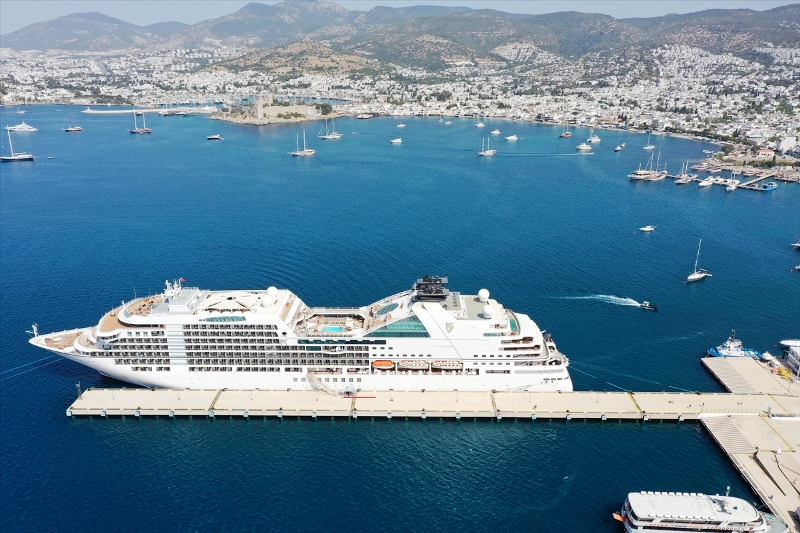 AA-20220427-27690758-27690751-BODRUMA_BAHAMA_BANDIRALI_KRUVAZIYERLE_237_TURIST_GELDI