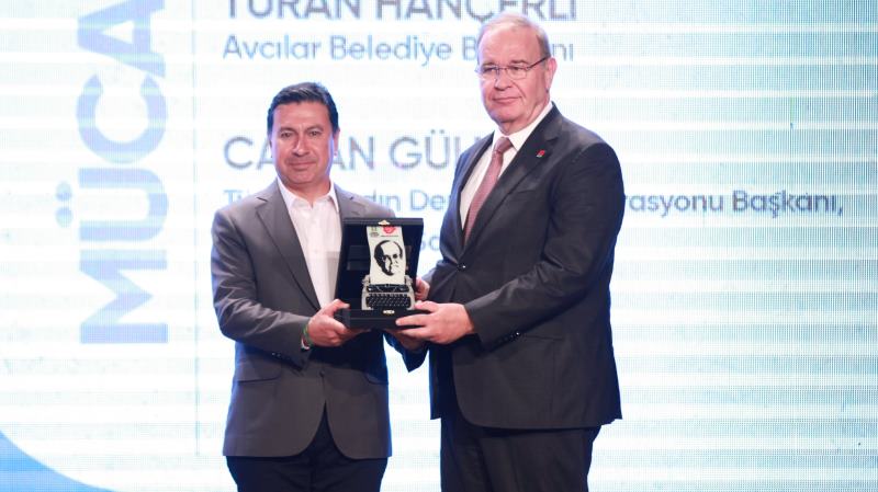 Başkan Aras’a Yılın “Mücadeleci Başkanı” Ödülü Verildi..