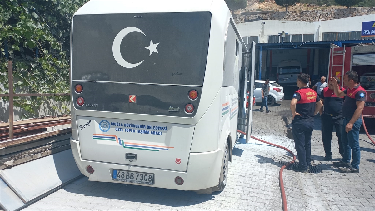 AA-20220609-28118906-28118903-BODRUMDA_PARK_HALINDEKI_MINIBUSTE_CIKAN_YANGIN_GUVENLIK_KAMERASINDA