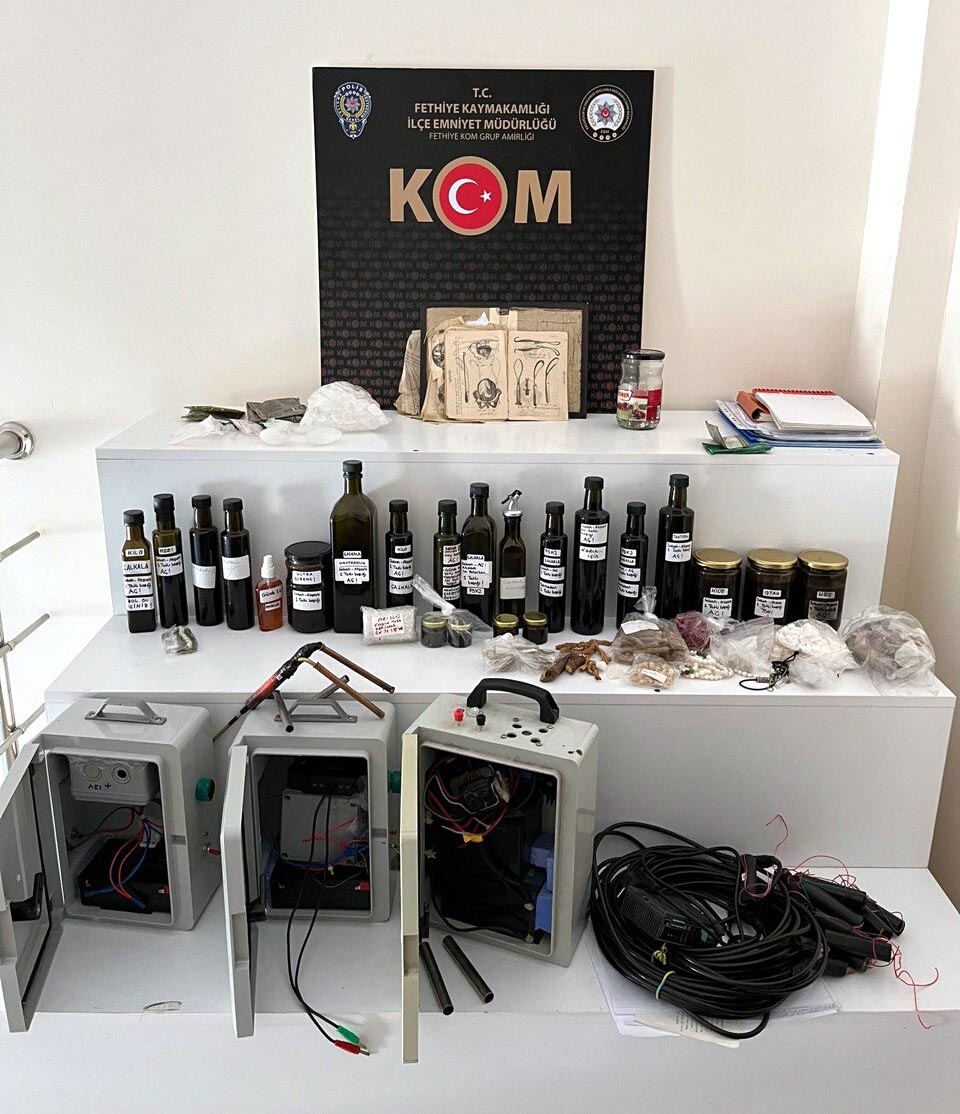 dini-duygulari-istismar-edip-dolandiricilik-yapan-3-kisiye-gozalti_6743_dhaphoto1