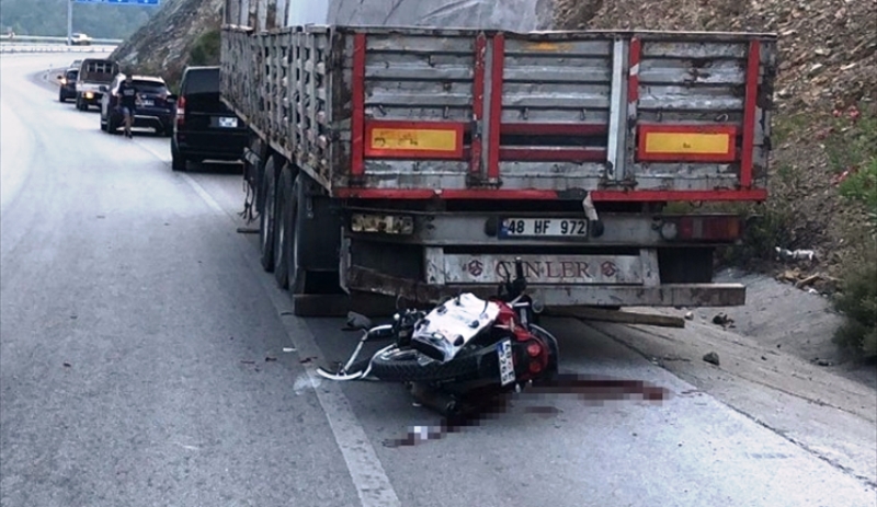 Tırın Dorsesine Çarparak Hayatını Kaybetti..