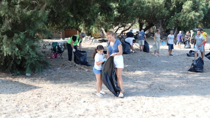 Site sakinleri belediyenin plaj temizliğine destek verdi..