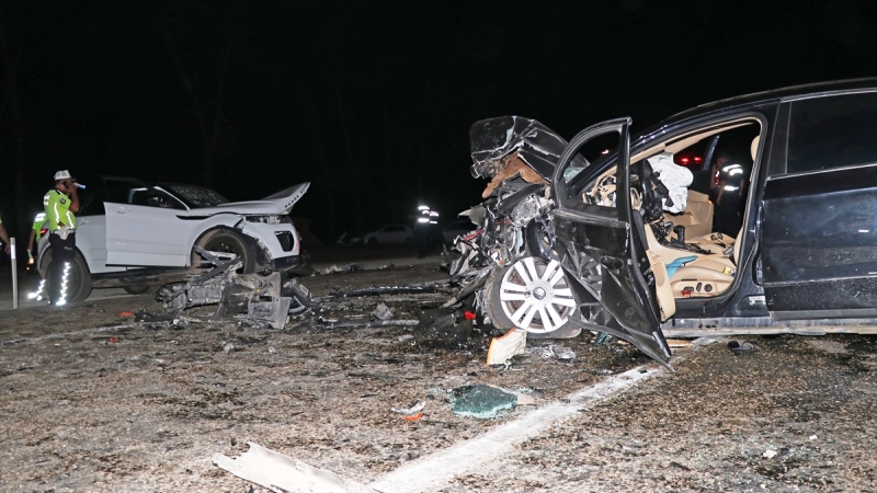 İki otomobil çarpıştı, 1 kişi öldü, 3 kişi yaralandı