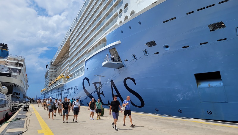Bodrum, tarihinin en büyük yolcu gemisini karşıladı..