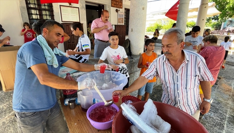 Çocuklara Karsambaç ikram edildi..