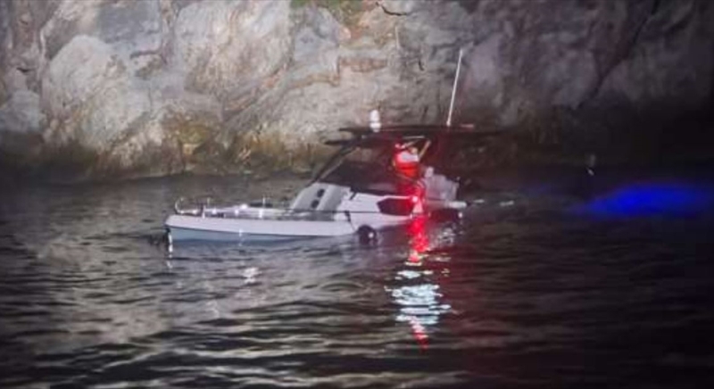 Kayalıklara çarparak batan tekneden 4 kişi kurtarıldı..